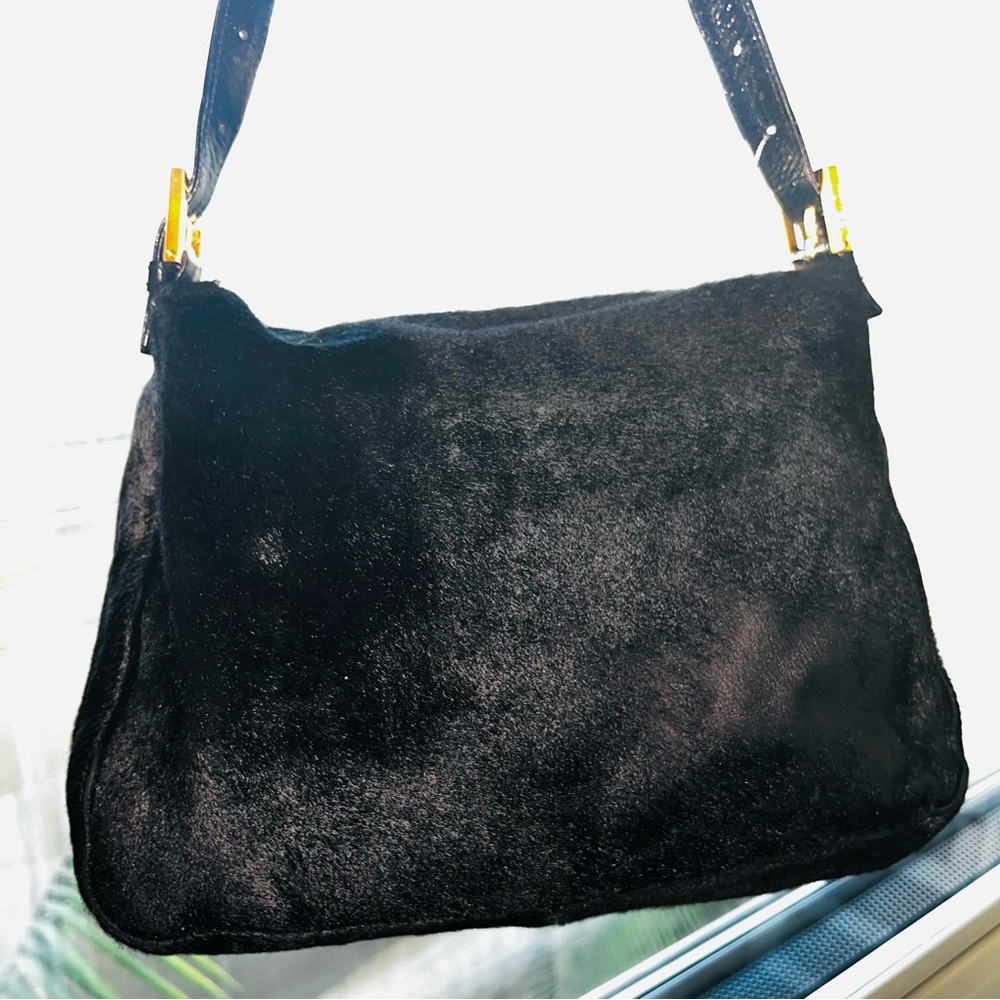 Fendi: Calf Hair Fur Gold FF Logo Mamma Baguette Shoulder Bag (Black) - Picture 4 of 16